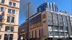 V centru Prahy zasahovalo 16 jednotek hasičů. Vzplála střecha domu