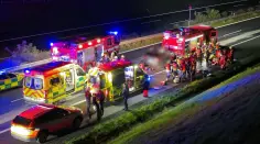 Osobní auto narazilo na D5 do cisterny hasičů. Řidič zemřel, spolujezdec je v kritickém stavu