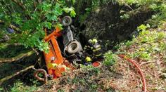 Řidiče na Klatovsku zavalilo vlastní auto! Na pomoc museli povolat jeřáb