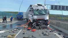 Na Pražském okruhu se srazily dva kamiony. Nehoda zablokovala dopravu