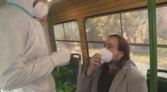 Testování nemusí být nudné, odběry obstarává třeba i pivní tramvaj