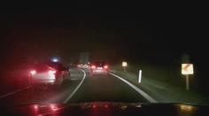Řidič předjížděl v husté mlze i přes plnou čáru. Policejní hlídku neviděl