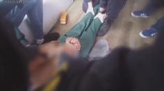 VIDEO: Policie dopadla uprchlého vězně. Do bytu vrazili s beranidlem