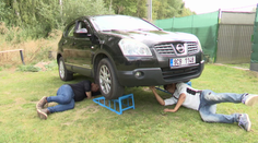 Pan Horváth si v bazaru koupil auto. V tomhle stavu nemůže na silnici, žasne expert