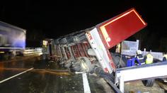 Kamion se na dálnici D1 převrátil do protisměru na auto plné dětí