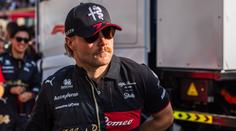 Pilot F1 se svlékl a vydělal miliony. Nafotil se i nahý v lese