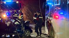Srážka autobusu s autem na Kolínsku: Jeden člověk zemřel, dva jsou zranění