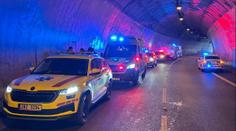 V brněnském tunelu se srazil autobus s dalšími vozy. V okolí se tvořil kolony
