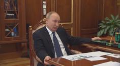 Putin už neovládá ani jednu ruku. Jednou se musí držet, druhou zmateně pohybuje