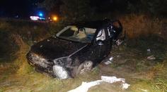 Golf vyletěl za bouřky z dálnice, řidič je těžce zraněný