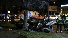 V pražském Podolí se srazilo auto s policejním vozem, 3 zranění