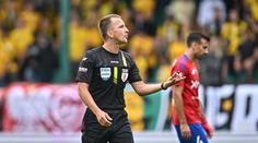 UEFA tvrdě trestala. Rozhodčí, kteří opilí ukradli značku, si dají pauzu