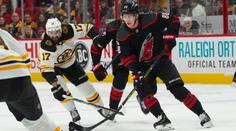 Boston prohrál už potřetí v řadě. Carolině pomohl k vítězství Nečas