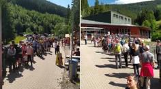 Sněžku vzali turisté útokem. Na lanovku se stojí hodinové fronty