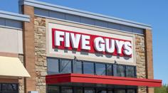 Čekání fanoušků fastfoodu je u konce. Termín otevření prvního Five Guys v Česku