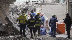 Další ruský útok na civilisty. Je třeba ničit jejich továrny na rakety, řekl expert