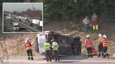 Nehoda dvou aut zablokovala D11. Hasiči se obávali výbuchu plynu