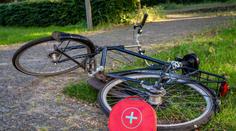 Tragická nehoda ukončila prestižní závod. Cyklista po kolizi zemřel