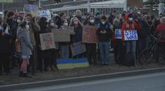V Česku se protestuje proti ruské invazi na Ukrajinu. Jedno z míst byla i americká ambasáda