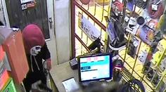 Děsivá maska a pistole v ruce! Policie hledá lupiče z benzínky. VIDEO