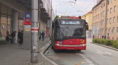 Lidé začali více využívat hromadnou dopravu. Impulsem jsou ceny pohonných hmot