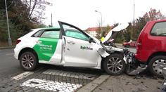 Řidič narazil do sedmi aut. Z místa utekl, i když k tomu zřejmě neměl důvod