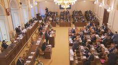 Drahé respirátory, zvláštní nákupy. Poslanci řešili, jak vláda zvládla pandemii