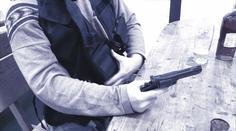Muž na sobě testoval neprůstřelnou vestu. Padl k zemi s vážným zraněním
