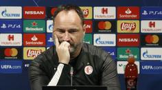 Tolik bodyguardů ještě neviděl. Trpišovský se málem svlékl donaha