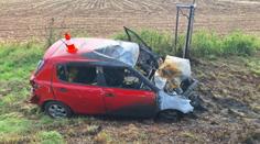 Smrtelná nehoda na Hradecku. Auto po srážce s motorkářem začalo hořet