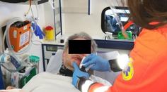 Muž se sehnul ke své fence, chtěl jí dát pusu. Skončil s plastikou obličeje
