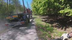 Děsivý manévr v lese! Řidič obřího kolosu minul cyklistu o vlásek. VIDEO