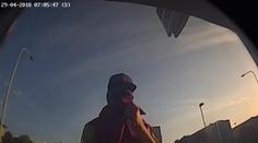 Muž v Praze ukradl platební karty a vybral 200 tisíc. Poznáváte ho?