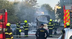 V pražských Radlicích začal hořet autobus. Vzplanul přímo uprostřed ulice