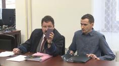 Muž pobodal nevlastního otce. Sebeobrana, hájí se u soudu