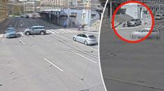 Auto bez řidiče vjelo do křižovatky, málem srazilo ženu s kočárkem