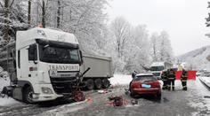 Tragická nehoda na jihu Čech! Řidič osobáku střet s kamionem nepřežil