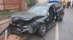 Opilý řidič narazil do domu i auta. Zázrakem jsou všichni v pořádku