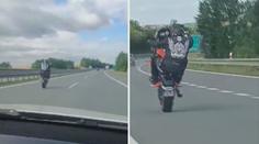 VIDEO: Šílený manévr na D1. Motorkář uháněl po dálnici po zadním kole