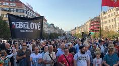 Česko si připomíná výročí okupace! V Praze vyrazil průvod na Hrad