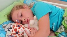 Rózička začala mít problém s pohybem, přišla zdrcující diagnóza. Rodina bojuje s časem