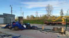 Řidič na Táborsku sešrotoval auto o betonový sloupek, na místě zemřel