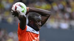 Fotbalista obviněný ze znásilnění žádá po Manchesteru City miliony