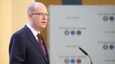 "Zbabělče!" kopou politici do Sobotky. Proč vlastně odstoupil?