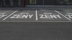 Parkovací místa vyhrazená jen pro ženy. V Havířově si vysloužila posměch i pochvalu