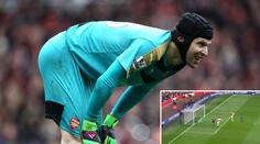 Skvělý zákrok a drzá klička. Čech podržel Arsenal při klíčové výhře