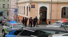 Střelba ve škole v Praze se nepotvrdila. Policie pročesala celou budovu