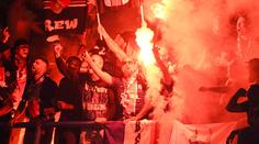 Vyhrocená rvačka mezi ultras PSG a fanoušky Newcastlu. Židle létaly okny