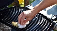 Nebaví vás čištění grilu? Jedna rada, jak to jde snadno a rychle