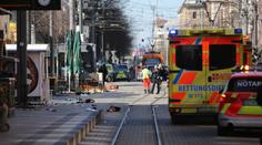 Auto najelo do davu v Mannheimu: Dva mrtví a několik těžce zraněných